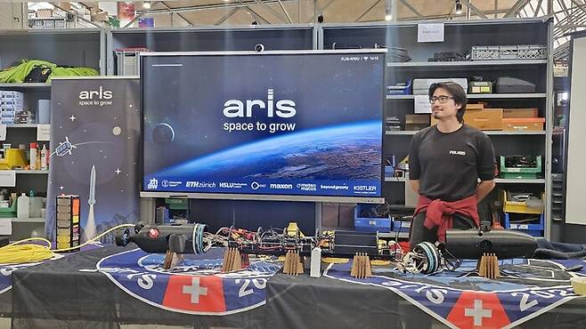 3월23일 스위스 뒤벤도르프에 있는 스위스혁신센터 취리히에서 리하르트 뤼딘(22·취리히연방공대 3학년)이 수중 로보틱스 기술에 대해 열정적으로 설명하고 있다. 그는 “엔지니어는 반드시 실무 경험이 필요하기 때문에 고가 장비를 직접 다뤄보며 졸업 후 현장에서의 실수를 줄이는 것이 중요하다”며 “수중 로봇 개발은 정말 하고 싶은 분야로, 다양한 센서와 복잡한 시스템이 맞물려 작동하는 과정을 직접 이해할 수 있게 흥미롭고 이런 기회에 감사하다”고 말했다. 뒤벤도르프/윤연정 기자