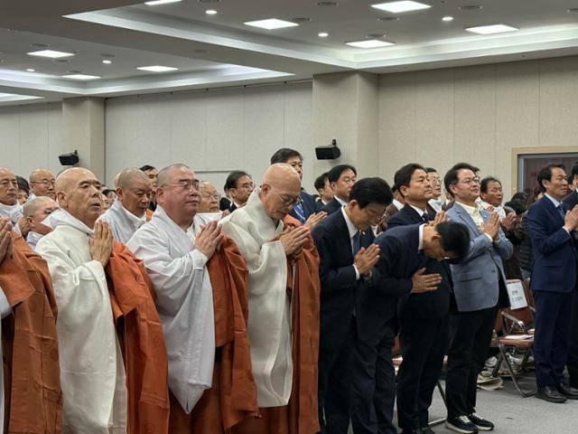 대한불교조계종 총무원장 진우 스님(앞줄 왼쪽 세 번째)과 정동영(네 번째) 통일부 장관을 비롯한 참석자들이 8일 강원 고성군 DMZ박물관에서 열린 금강산 관광 재개 발원 법회에서 합장하고 있다. 대한불교조계종 제공