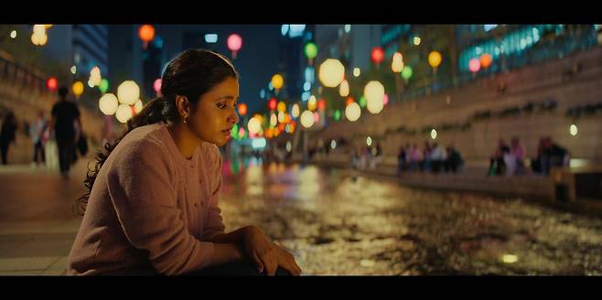 인도 영화 ‘다시, 서울에서’ 속 청계천 장면. 낯선 땅에 홀로 선 주인공 셴바가 처량한 신세를 달래는 장소로 그려진다. 사진 넷플릭스