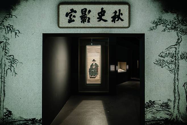 대구간송미술관은 추사 김정희 탄신 240주년을 기념해 기획전 《추사의 그림 수업》을 4월 7일(화)부터 7월 5일(일)까지 개최한다. 사진은 1부, ‘추사 秋史, 시대를 열다’에서 전시 중인 〈김정희 초상〉(보물) ⓒ대구간송미술관. 사진 대구간송미술관