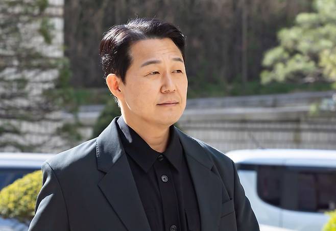 배우 박성웅씨가 임성근 전 해병대 1사단장의 국회에서의 증언·감정법 위반 등 위증 혐의 재판에 증인으로 출석하기 위해 8일 서울 서초구 서울중앙지방법원에 도착해 법정으로 향하고 있다. 연합뉴스