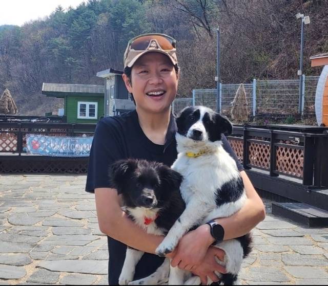 ▲ 캐나다 밴쿠버에서 거주하고 있는 김환희 씨가 양양군 유기동물보호소에서 입양키로 한 반려견을 안고 있다.