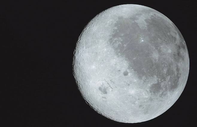 < 더 가까이…황홀한 moon > 미국 동부시간 6일 아르테미스 2호의 우주선인 오리온이 촬영한 달 모습. 왼쪽 아래 지름 965㎞의 오리엔탈레 분지(흰 원) 부분은 인류가 처음 보는 달의 뒷면이다. NASA 제공