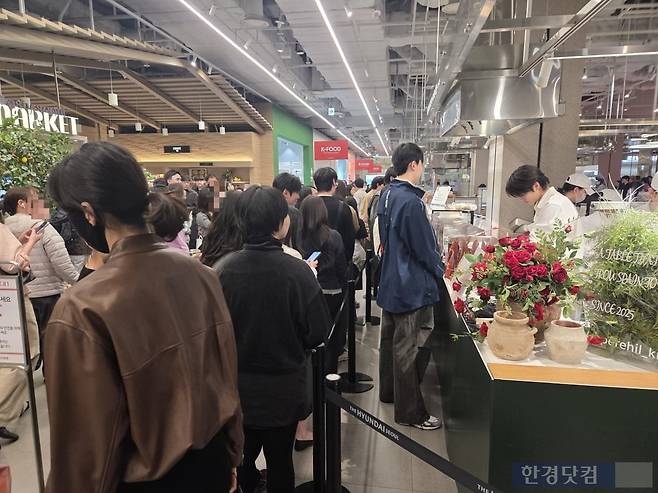 지난 4일 서울 영등포구에 있는 더현대서울 '페레힐' 팝업스토어에 소비자들이 몰려 있다./사진=박수림 기자