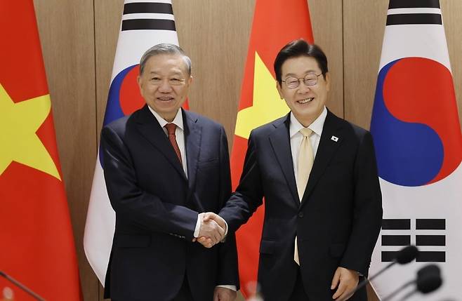 이재명 대통령과 또 럼 베트남 당서기장이 2025년 8월 11일 서울 용산 대통령실에서 열린 정상회담에서 악수를 하고 있다. 사진=김범준 한국경제신문 기자