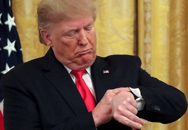 2019년 11월 6일 미국 워싱턴 D.C. 백악관 이스트룸에서 열린 연방 판사 인준 축하 행사에서 도널드 트럼프 미국 대통령이 시계를 확인하고 있다. 로이터연합