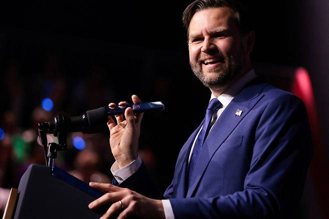 헝가리 부다페스트의 MTK 스포츠파크에서 빅토르 오르반 헝가리 총리와 함께한 ‘우정의 날’ 행사에서 JD 밴스 미국 부통령이 지난 7일(현지시간) 도널드 트럼프 미국 대통령과 통화하며 휴대전화를 마이크에 대고 있다. 로이터연합