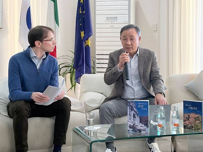 엔리코 비서관(김현성)의 사회로 이병승 루마니아 명예영사(오른쪽)가 ‘유럽의 고향, 시칠리아’를 주제로 발표하고 있다. /루마니아 명예영사관 제공