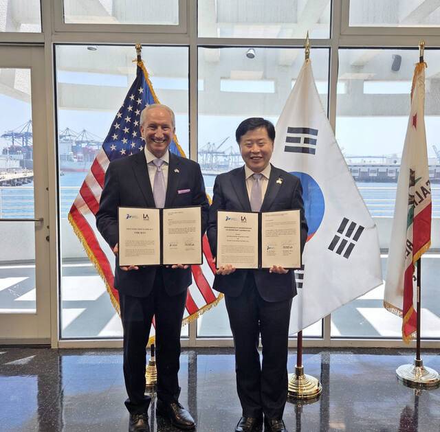 이경규 사장이 2025년 5월 미국 로스앤젤레스(Los Angeles) 항만청에서 로스앤젤레스 항만청과 자매항 협력 양해각서(MOU)를 한 뒤 기념사진을 촬영하고 있다. IPA제공