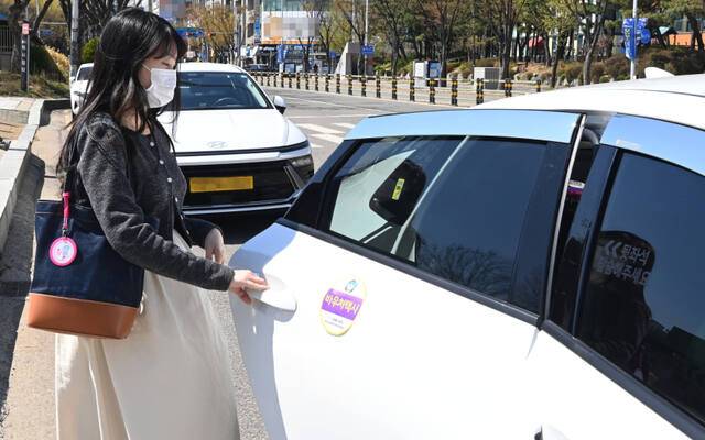 임산부가 맘편한 택시에 탑승하고 있다. 부천시 제공