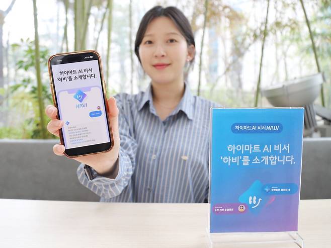 롯데하이마트가 AI 쇼핑 에이전트 도입을 시작으로 이커머스 플랫폼 고도화를 본격화한다. 이번 개편은 고객이 상품을 탐색하고 비교하는 과정에서 겪는 시간과 불편을 줄이고, 보다 직관적인 방식으로 원하는 제품을 찾을 수 있도록 쇼핑 환경을 개선했다. 롯데하이마트