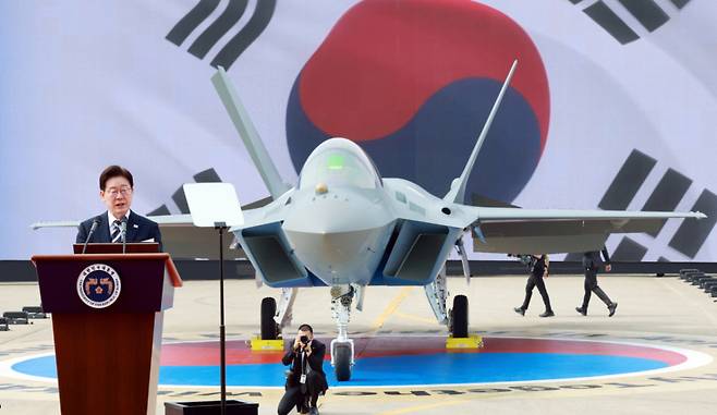 (사천=뉴스1) 이재명 기자 = 이재명 대통령이 25일 경남 사천 한국항공우주산업에서 열린 KF-21 양산 1호기 출고식에서 격려사를 하고 있다. 2026.3.25/뉴스1 Copyright (C) 뉴스1. All rights reserved. 무단 전재 및 재배포, AI학습 이용 금지. /사진=(사천=뉴스1) 이재명 기자