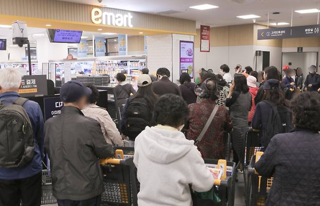 이달 3일 랜더스 쇼핑페스타 기간 이마트 용산점 앞에 매장 오픈 시간(오전 10시)을 앞두고 고객들이 미리 줄 서 있는 모습. /사진제공=이마트