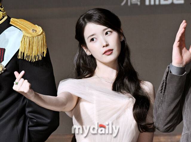 배우 아이유가 6일 오후 서울 역삼동 조선팰리스호텔에서 진행된 MBC 금토드라마 '21세기 대군부인' (극본 유지원, 연출 박준화 배희영) 제작발표회에서 포토타임을 갖고 있다.