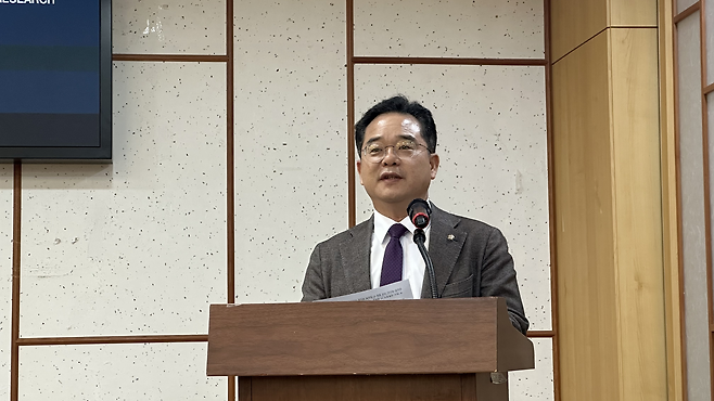 민병덕 더불어민주당 의원이 7일 의원회관에서 열린 ‘스테이블코인 제도 설계를 위한 과제 세미나’에서 개회사를 하고 있다. 경예은 기자.