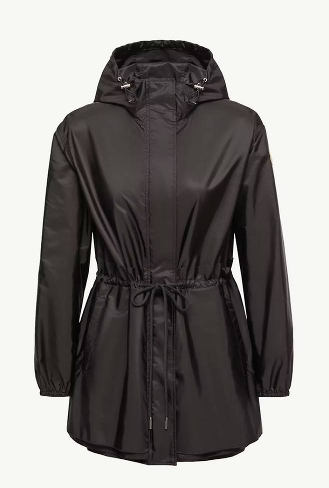 Weteau(웨트) 레인 재킷은 주름 디테일이 실루엣에 텍스처와 자유로운 움직임을 더해, 변화무쌍한 봄 날씨에 다양하게 활용할 수 있다. 몽클레르 제공