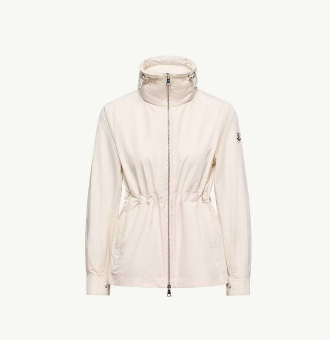 Enette(에네트) 파카는 탈부착 가능한 후드와 조절 가능한 웨이스트 라인이 더해져 여성스러운 실루엣을 완성한다. 몽클레르 제공