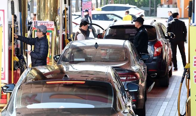 오는 10일 3차 최고가격제 시행 - 3차 석유 최고가격제 발표를 하루 앞둔 8일 주변 주유소보다 시세가 저렴한 서울 시내 한 주유소가 이용객으로 북적이고 있다. 뉴스1