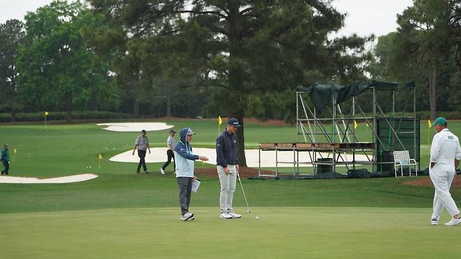 저스틴 로즈(오른쪽 두 번째)가 5일(현지 시간) 미국 조지아주 오거스타 내셔널GC 연습 그린에서 비를 맞으며 퍼트 훈련을 하고 있다. 오거스타=양준호 기자