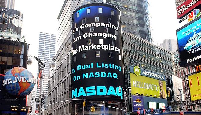 해외주식에서 배당을 받으면 신고해야 한다. 사진은 미국 뉴욕 타임스퀘어에 설치된 나스닥 현황판. Gettyimage