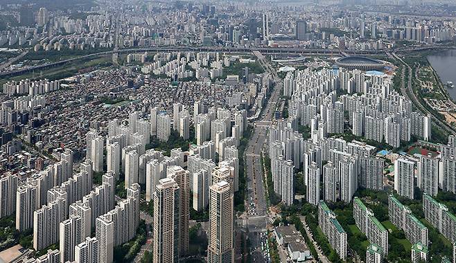 부동산 세금을 절세할 수 있는 가장 기본적 방법은 부부 공동명의를 활용하는 것이다. 사진은 서울 아파트 단지. 뉴시스