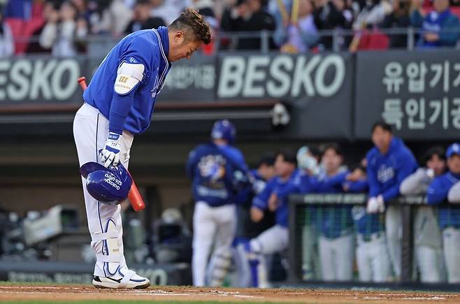 ▲ KIA 타이거즈 팬들에게 인사 중인 삼성 라이온즈 최형우 ⓒ삼성 라이온즈