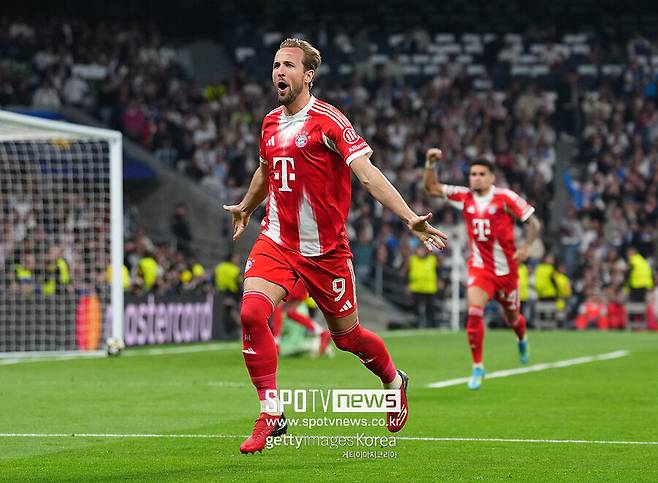 ▲ 적지에서 승전고를 울린 바이에른 뮌헨이 레알 마드리드를 격파하며 기세를 올렸다. 루이스 디아스와 해리 케인이 연달아 상대 골망을 흔들며 승부의 균형을 무너뜨린 반면, 레알 마드리드는 킬리안 음바페가 한 골을 따라붙는 데 그치며 안방에서 패배를 받아들여야 했다. 김민재는 결장했다.