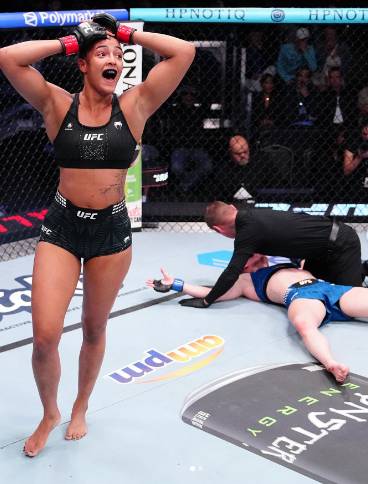 헤일리 코완(오른쪽)이 앨리스 페레이라에게 니킥을 맞고 쓰러져있다. /사진=UFC 영상 갈무리
