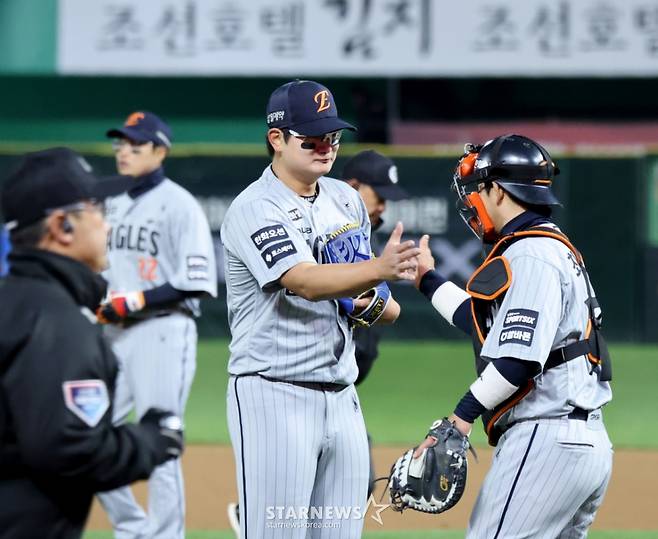 한화 이글스 마무리 김서현(왼쪽)이 7일 인천 SSG랜더스필드에서 열린 2026 신한 SOL KBO리그 SSG 랜더스와 방문경기에서 9회말 승리를 결정짓고 포수 최재훈과 하이파이브를 하고 있다./사진=강영조 선임기자