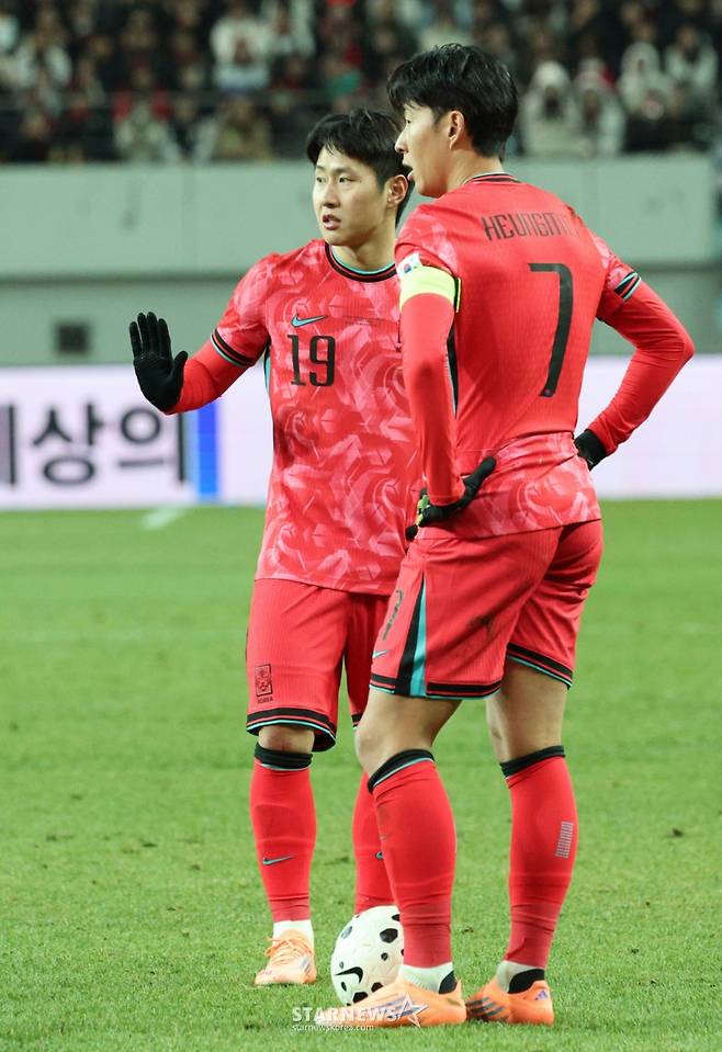 프리킥을 상의하고 있는 이강인(왼쪽)과 손흥민. /사진=김진경 대기자