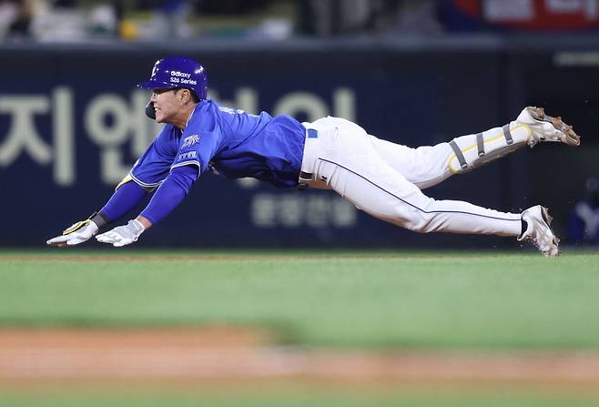 7일 경기에서 2루 베이스를 향해 몸을 날리는 류지혁. /사진=삼성 라이온즈