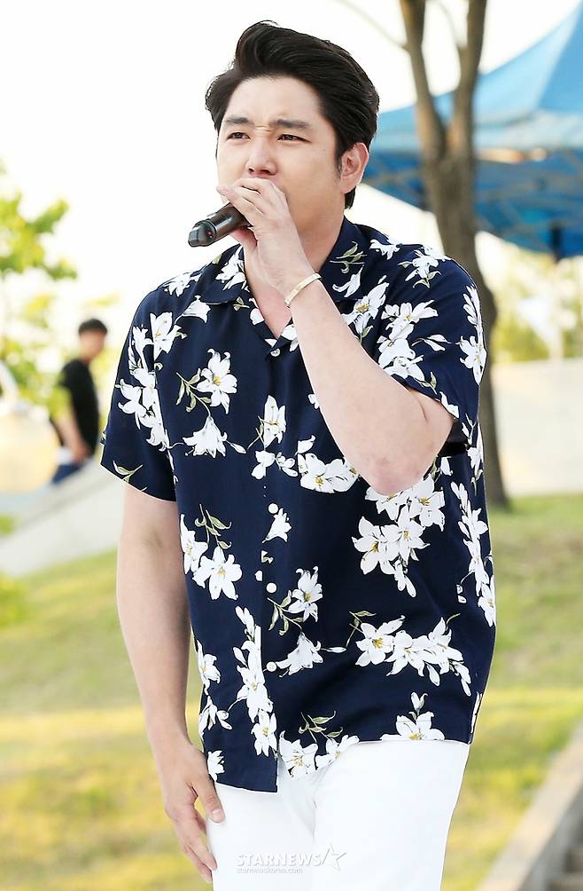 $ 슈퍼주니어 강인이 19일 오후 경기도 용인시 단국대학교 죽전캠퍼스에서 진행된 채널A 예능프로그램 '오늘부터 대학생' 녹화 현장에서 축제무대에 올라가 공연을 하고 있다. /2016.05.19 / 사진=hwijpg@(김휘선 인턴기자)