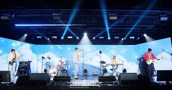 그룹 하츠웨이브가 8일 서울 마포구 문화비축기지에서 진행된 첫 번째 미니앨범 'The First Wave' 발매 기념 쇼케이스에서 멋진 무대를 선보이고 있다. /2026.04.08 /사진=김휘선 hwijpg@