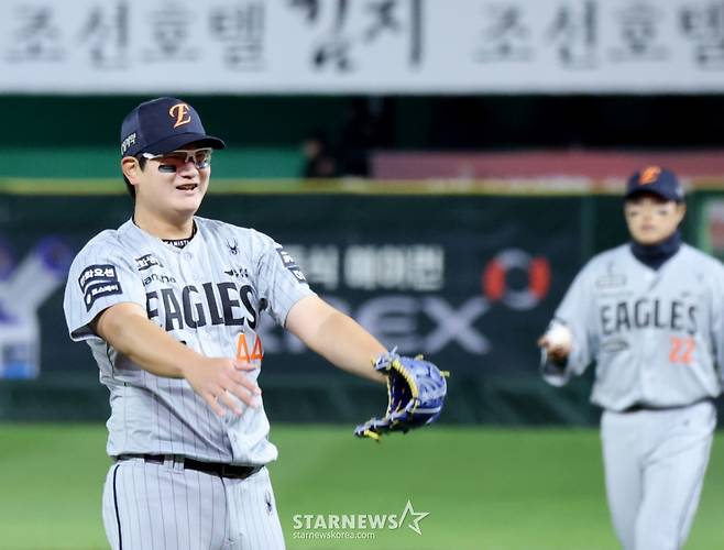 한화 마무리 김서현이 7일 랜더스필드에서 열린 2026KBO리그 한화이글스와 SSG랜더스 시즌 첫 경기 9회말 첫타자 김재환을 스트레이트 볼넷으로 내보냈지만 이후 세타자르 처리한 후 안도의 한숨을 쉬고 있다. /사진=강영조 선임기자