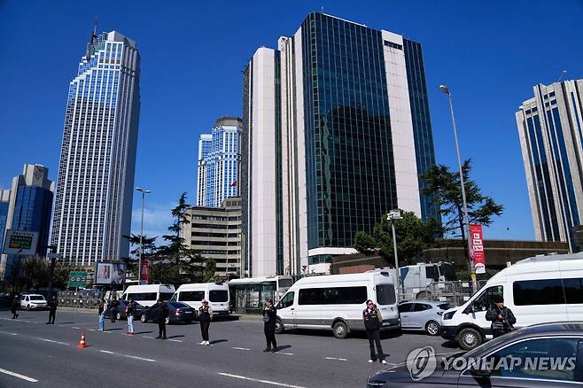 튀르키예 총격 현장 (이스탄불=AP 연합뉴스) 7일(현지시간) 낮 튀르키예 이스탄불 주재 이스라엘총영사관 부근 총격 현장에 경찰들이 배치됐다. 2026.4.8 photo@yna.co.kr