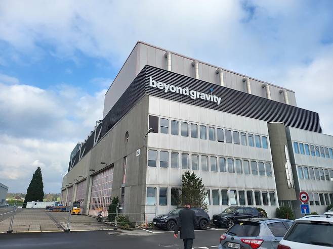 비욘드 그래비티 건물 (루체른=연합뉴스) 김지헌 기자 = 스위스 루체른 인근 엠멘에 있는 우주항공 기업 '비욘드 그래비티' 건물 앞에서 직원이 지나가고 있다. 2026.4.8
jk@yna.co.kr