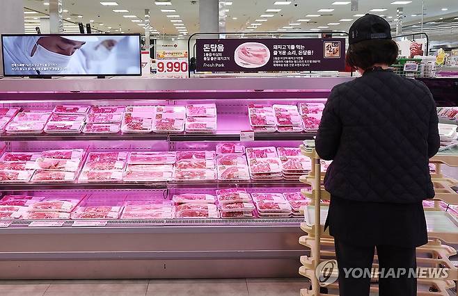 돼지고기 가격 1년 전보다 10% 넘게 상승 (서울=연합뉴스) 진연수 기자 = 돼지고기와 한우, 닭고기 가격이 모두 1년 전보다 10% 넘게 오르면서 축산물이 전반적으로 급등세를 보이고 있다. 쌀과 일부 과일 가격도 지난해보다 오르면서 밥상 물가 부담이 커지고 있다. 사진은 이날 서울의 한 대형마트에 진열된 돼지고기. 2026.3.5 jin90@yna.co.kr