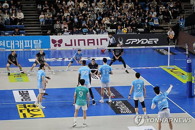 '운명의 4차전' (천안=연합뉴스) 이주형 기자 = 8일 천안 유관순체육관에서 프로배구 챔피언결정전 4차전 현대캐피탈과 대한항공의 경기가 열리고 있다. 2026.4.8 coolee@yna.co.kr