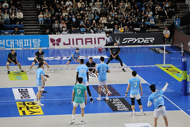 지난 8일 천안 유관순체육관에서 열린 프로배구 V리그 챔피언결정전 4차전 대한항공과 현대캐피탈의 경기 모습. 연합