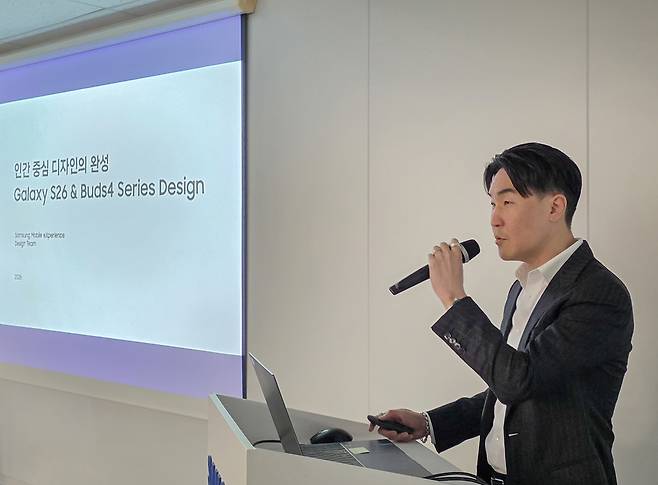 이일환 삼성전자 MX사업부 디자인팀장 부사장이 갤럭시의 새로운 디자인 방향으로 '모던한 조형에 감성을 담은 디자인'을 소개하고 있다.