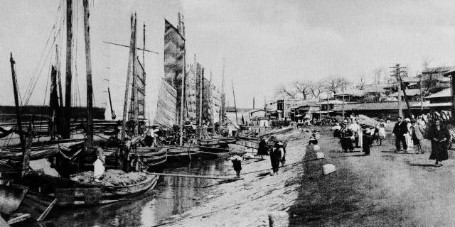 ▲1920년대 강경포구 전경. 금강을 따라 돛단배들이 빼곡히 들어서고, 포구 주변에는 상인과 주민들의 발길이 이어지며 전국 물산이 집결하던 당시 강경의 번성한 모습을 보여준다. 사진=강경 사진작가 한광석 제공