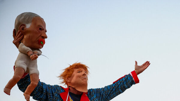 이스라엘 반정부 시위에서 시위대가 도널드 트럼프 미국 대통령 가면을 쓰고 베냐민 네타냐후 이스라엘 총리 인형을 들고 있는 모습. 연합뉴스