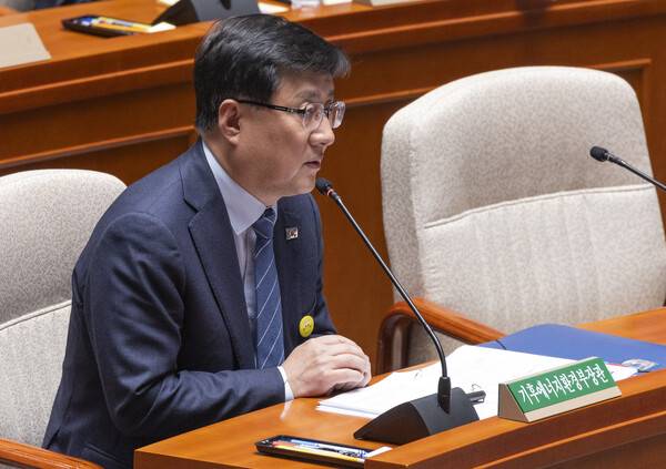 김성환 기후에너지환경부 장관이 8일 국회에서 '전쟁 추경' 심의를 위한 예산결산특별위원회 전체 회의에 참석해 질의에 답하고 있다. 연합뉴스