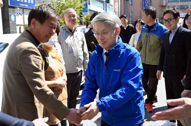 민형배 전남광주통합시장 예비후보가 8일 광주시 동천동 먹자골목에서 시민들을 만나고 있다.
