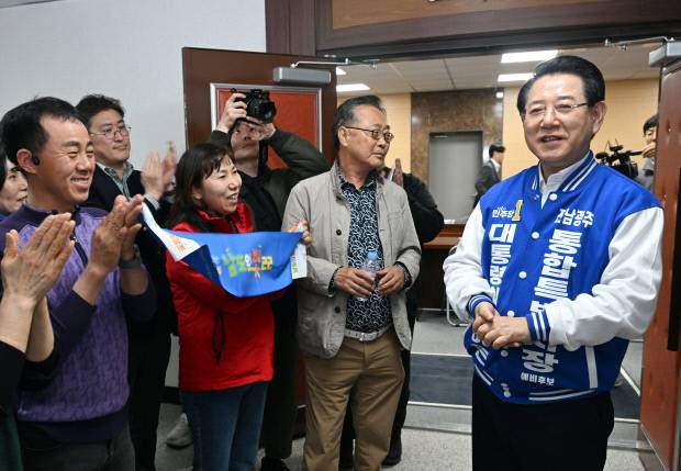 김영록 전남광주통합시장 예비후보가 8일 화순군 의회에서 지역민과 이야기를 나누고 있다. /나명주 기자 mjna@