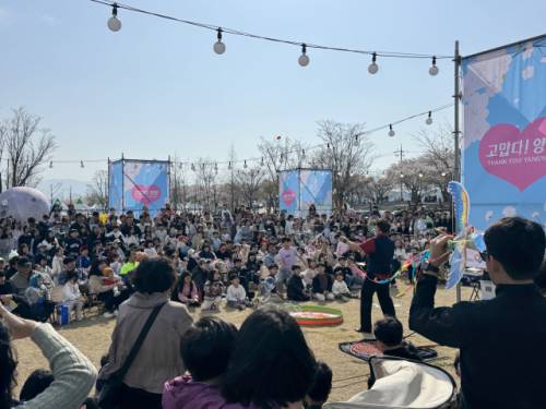 ◇양양군이 주최하고 양양문화재단이 주관해 지난 4일과 5일 송이조각공원 일원에서 열린 ‘2026 양양 남대천 벚꽃축제’에 약 3만 명의 방문객이 찾으며 성황리에 마무리됐다.