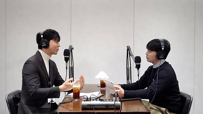 게스트 조용국 결혼정보회사 '썸온' 본부장과 호스트 본지 이동엽 총괄이사가 '결혼'을 주제로 이야기를 나누고 있다