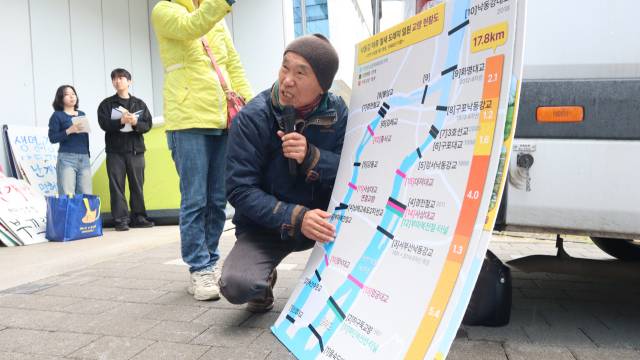 습지와새들의친구 박중록 운영위원장이 9일 경남 창원시 낙동강유역환경청 앞에서 낙동강 하구 교량 현황을 설명하고 있다. 최환석 기자