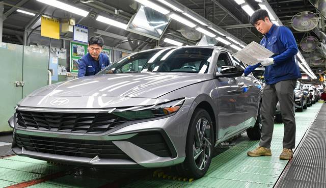 2024년 11월 현대차 울산3공장에서 생산중인 아반떼 차량을 직원이 검수하는 모습. 현대차 제공.