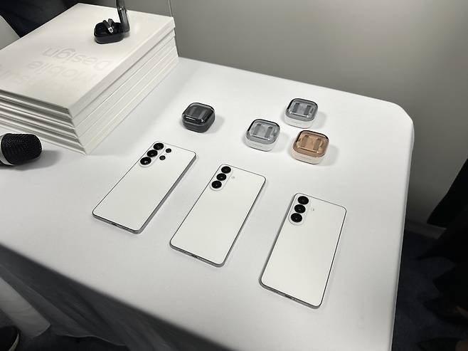 삼성전자가 지난달 출시한 갤럭시S26 시리즈와 버즈4. (사진=나신혜 기자)